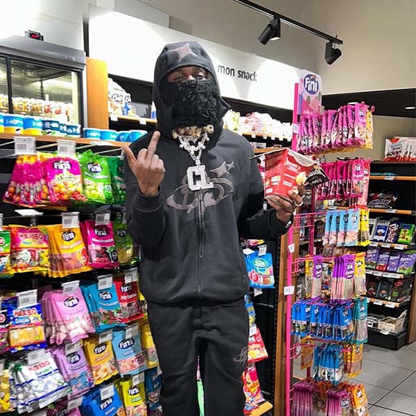 Kima entfacht das Game mit der Kalash x PXP Kollektion in "Tagada"